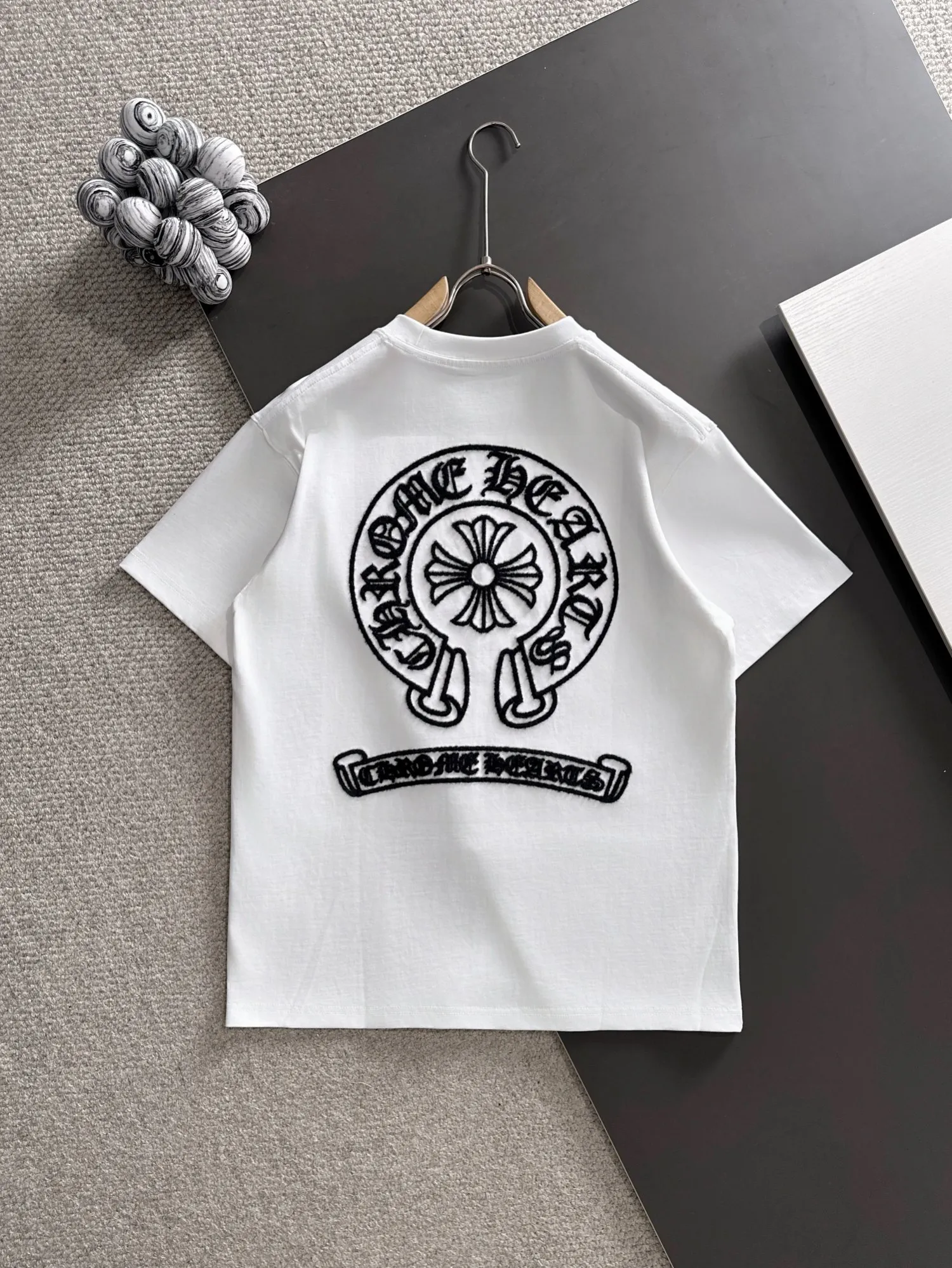 P220 Chrome Hearts* (exclusive quality in the market) hot style 2꯭0꯭2꯭6 new spring and autumn short sleeves ❤ Original ⌚️ high version Chrome Hearts The fabric is made of 380g high-density pure cotton custom fabric. It does not deform or shrink. The three-dimensional drape is amazing. Process introduction: Use wool embroidery technology on the front and back. Color: White SIZE: S-XXL